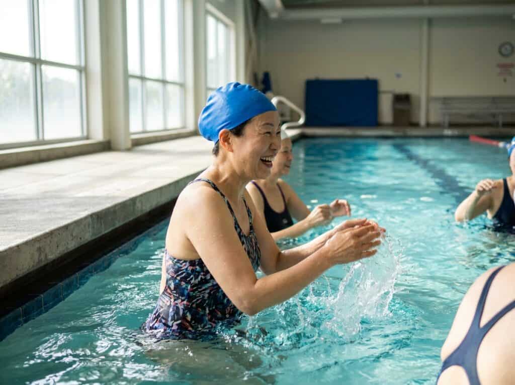 중년 여성 수중운동
